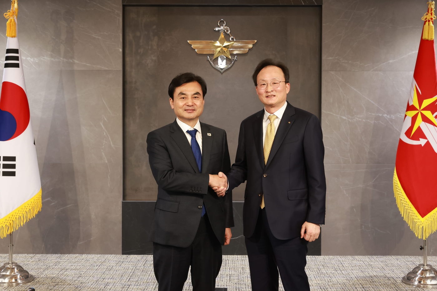 24일 서울 용산구 국방부 청사에서 열린 협약식에서 안규백 국방부 장관(왼쪽)과 이환주 KB국민은행장이 기념촬영을 하고 있다.(국민은행 제공)