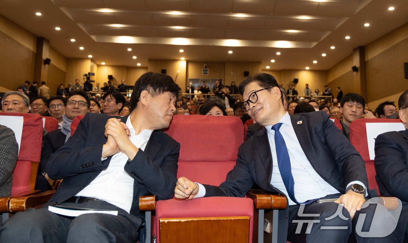 24일 서울 여의도 국회 의원회관에서 열린 전현희 더불어민주당 의원의 '우아한 칼' 출판기념회에서 김용 전 민주연구원 부원장과 송영길 전 대표가 대화하고 있다. 2026.2.24 ⓒ 뉴스1 이승배 기자