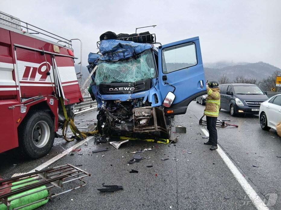 24일 오후 1시 38분께 전북 정읍시 입암면 호남고속도로 하행선 116.9km 지점에서 사고를 수습하던 소방차와 4.5톤 화물차가 부딪치는 사고가 발생했다.(전북소방본부 제공. 재판매 및 DB금지) ⓒ 뉴스1 문채연 기자