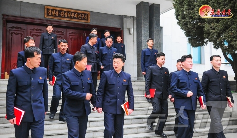 (평양 노동신문=뉴스1) = 북한 노동당 기관지 노동신문은 25일 "우리 당의 혁명사상으로 튼튼히 무장해간다"라며 만경대구역 당위원회를 조명했다. [국내에서만 사용가능. 재배포 금지. DB 금지. For Use Only in the Republic of Korea. Redistribution Prohibited] rodongphoto@news1.kr