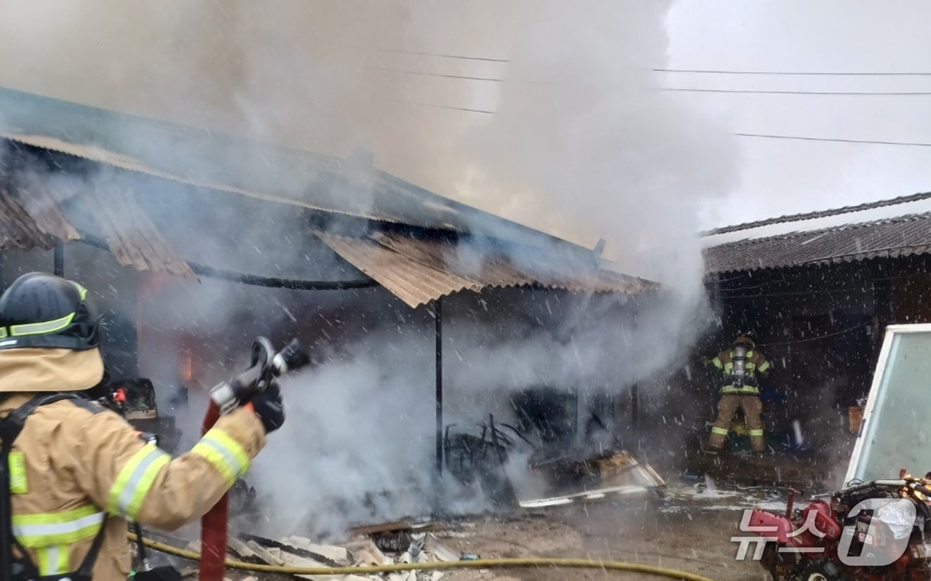 24일 오전 10시 58분쯤 문경시 공평동 단독주택에서 불이나 진화 대원들이 불을 끄고 있다.(경북소방본부 제공. 재판매 및 DB 금지)2026.2.25/뉴스1