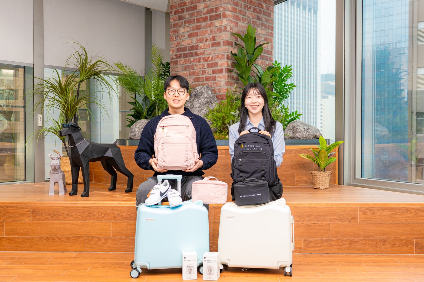 동국제강그룹 임직원이 '초등 입학 자녀 응원 선물'과 함께 기념사진을 촬영하는 모습. (동국홀딩스 제공)