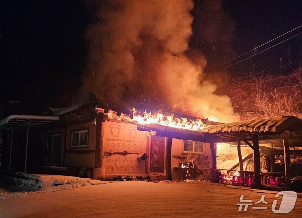 24일 오후 8시5분쯤 경북 김천시 증산면 한 민박집에서 불이나 화염이 치솟고 있다.(경북소방본부 제공. 재판매 및 DB 금지)2026.2.25/뉴스1