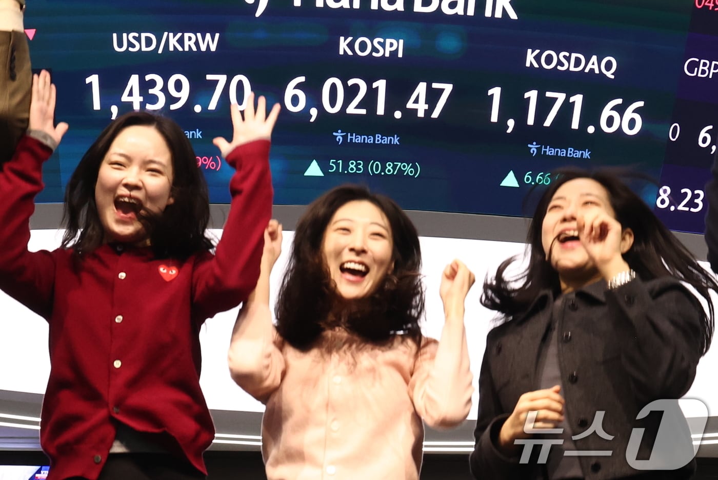 코스피 지수가 장 시작과 함께 6000포인트를 돌파한 25일 오전 서울 중구 하나은행 본점 딜링룸 전광판에 증시 시황이 표시되어 있다. 직원들이 6000포인트 돌파를 축하하고 있다. 2026.2.25 ⓒ 뉴스1 최지환 기자