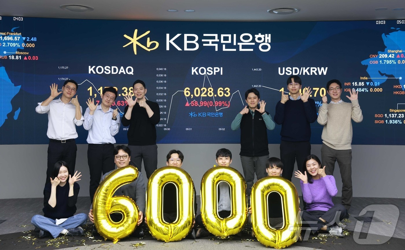 코스피가 장 시작과 함께 6000선을 돌파한 25일 오전 서울 영등포구 KB국민은행 딜링룸에서 직원들이 축하 세리머니를 하고 있다. (KB국민은행 제공. 재판매 및 DB 금지) 2026.2.25 ⓒ 뉴스1