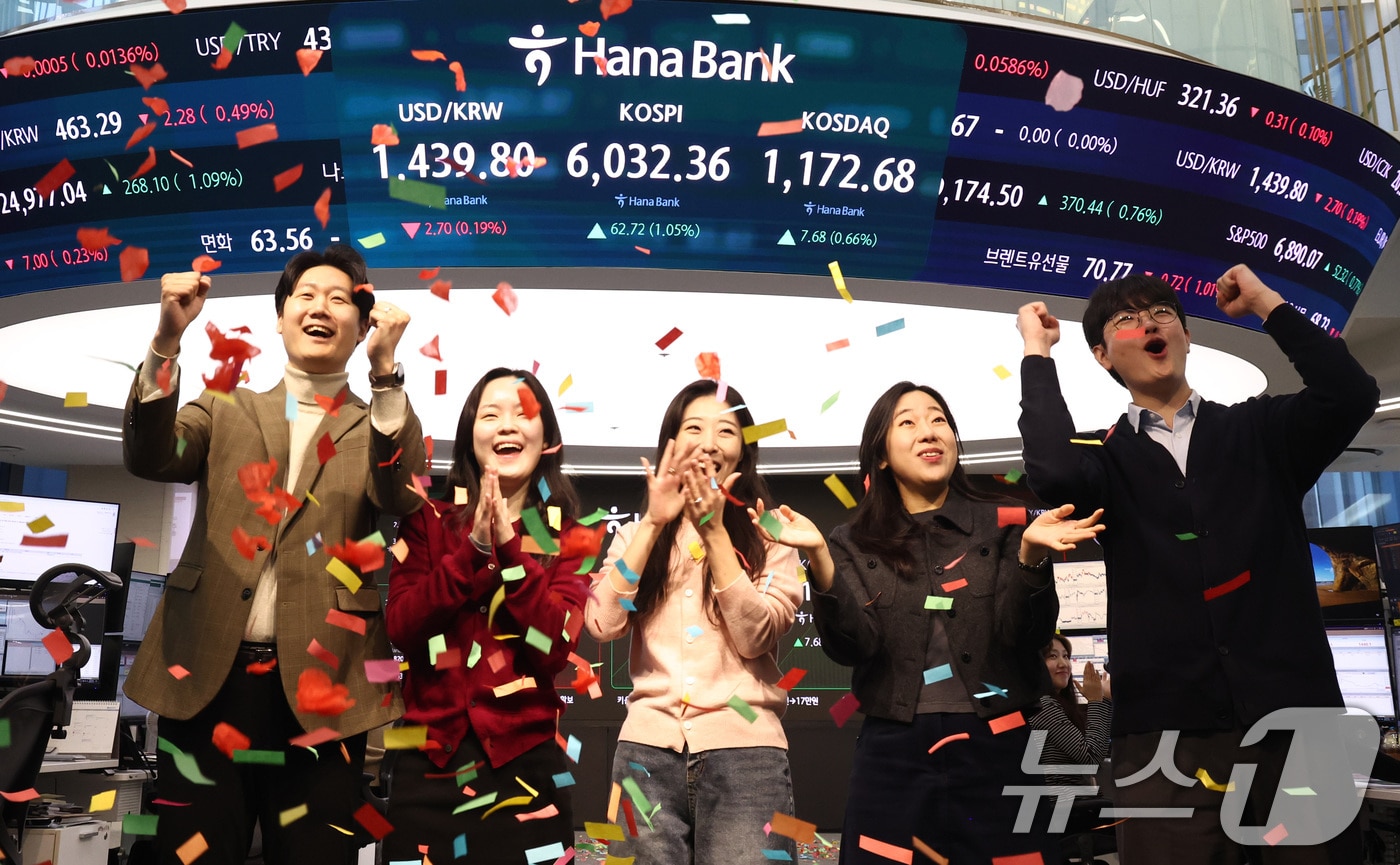 코스피 지수가 장 시작과 함께 6000포인트를 돌파한 25일 오전 서울 중구 하나은행 본점 딜링룸에서 직원들이 축하 세리머니를 하고 있다. 2026.2.25 ⓒ 뉴스1 최지환 기자