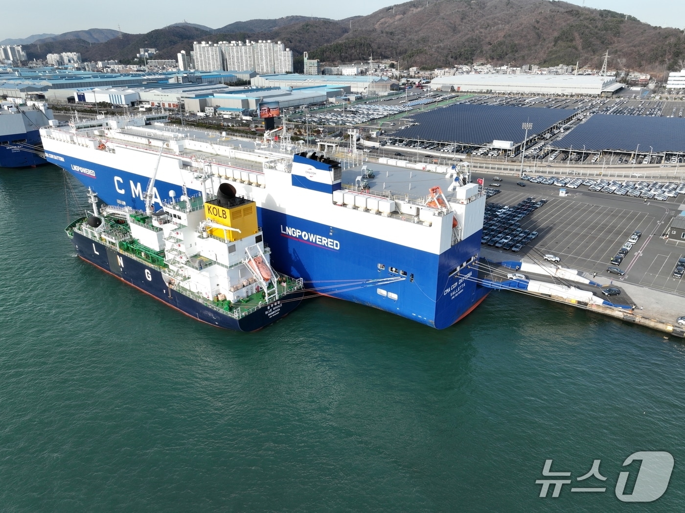 울산항에서 하역 중인 자동차 운반선에 첫 LNG 상업 공급하는 모습.(울산항만공사 제공. 재판매 및 DB금지)/뉴스1