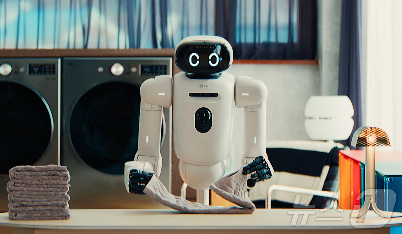 LG전자가 iF 디자인 어워드 2026에서 홈로봇 '클로이드'를 포함 총 26개의 본상을 수상했다고 25일 밝혔다. 사진은 iF 디자인 어워드 2026에서 본상을 수상한 홈로봇 'LG 클로이드'의 모습. (LG전자 제공. 재판매 및 DB 금지) 2026.2.25 ⓒ 뉴스1