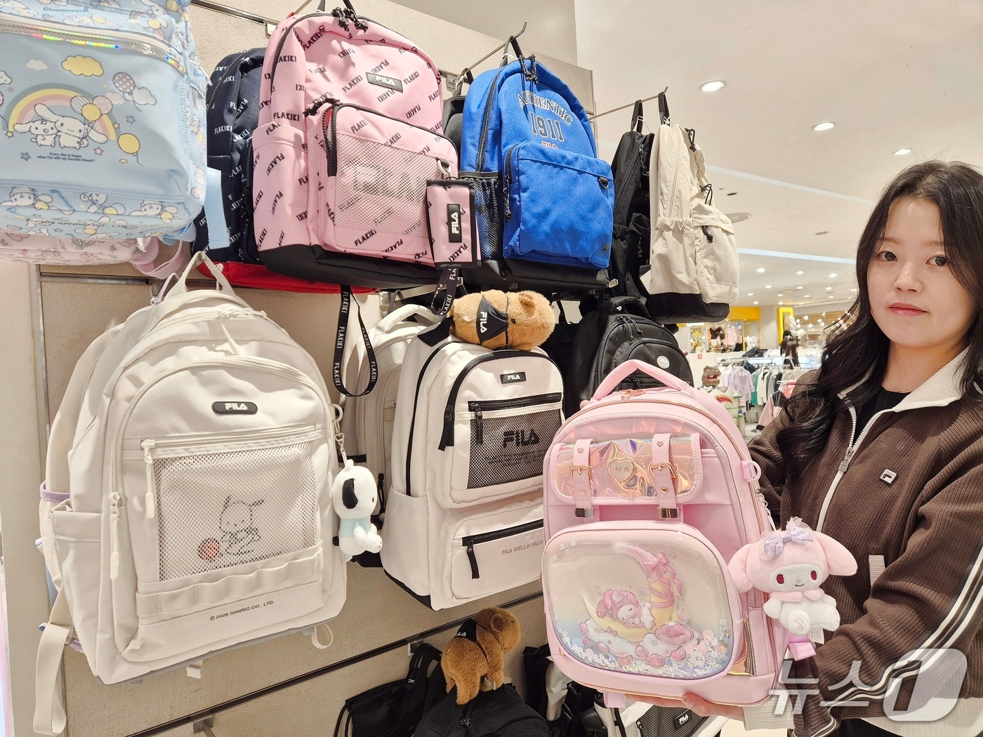 롯데백화점 부산본점 6층 휠라키즈 매장에서 모델이 신학기 책가방을 선보이고 있다.(롯데백화점 제공. 재판매 및 DB 금지)