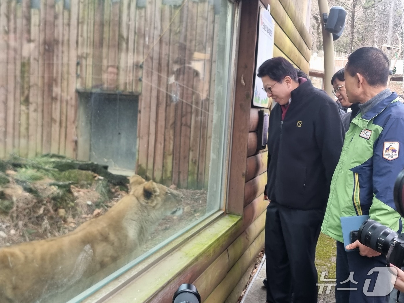 박형준 부산시장이 25일 초읍 어린이대공원 동물원에서 기자회견을 갖고 동물원을 점검하고 있다.2026.2.25/뉴스1 ⓒ News1 임순택 기자