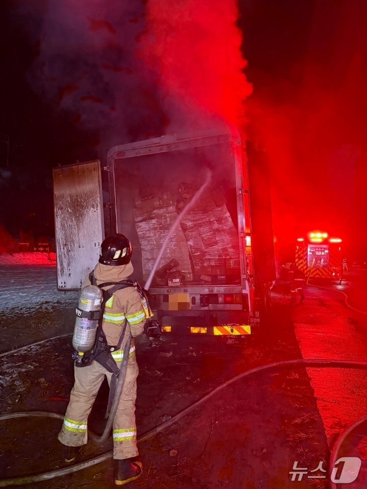 25일 오전 2시 34분쯤 충북 옥천군 이원면 건진리 도로변에 정차 중인 11톤 택배 화물트럭에 불이 나 1시간 만에 꺼졌다.(옥천소방서 제공. 재판매 및 DB금지) /뉴스1