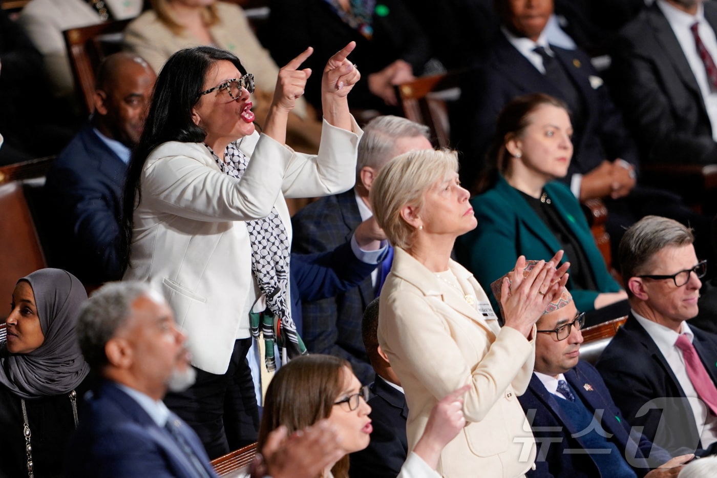 24일(현지시간) 워싱턴DC 국회의사당에서 열린 도널드 트럼프 미국 대통령의 집권 2기 첫 국정연설(State of the Union) 중 라시다 털리브 하원의원(민주·미시간)이 억만장자 성범죄자인 제프리 엡스타인 관련 파일을 공개하라고 소리치고 있다. ⓒ 로이터=뉴스1