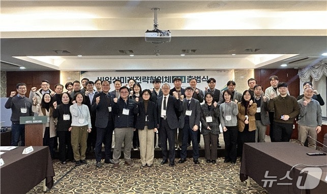 식품의약품안전처 식품의약품안전평가원은 국내 비임상시험 산업계와 관련 학계 전문가 등의 현장 목소리를 청취하고 비임상 규제과학 발전을 모색하기 위한 '비임상미래전략협의체'를 구성해 25일 출범식을 개최했다고 밝혔다.(식품의약품안전처 제공)