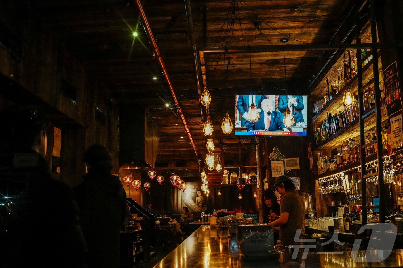 도널드 트럼프 미국 대통령이 24일(현지시간) 워싱턴 DC 미국 국회의사당 하원 회의장에서 2기 첫 국정연설을 하는 모습이 뉴욕 시내의 한 술집 스크린에 비춰지고 있다. 2026.02.24. ⓒ 로이터=뉴스1