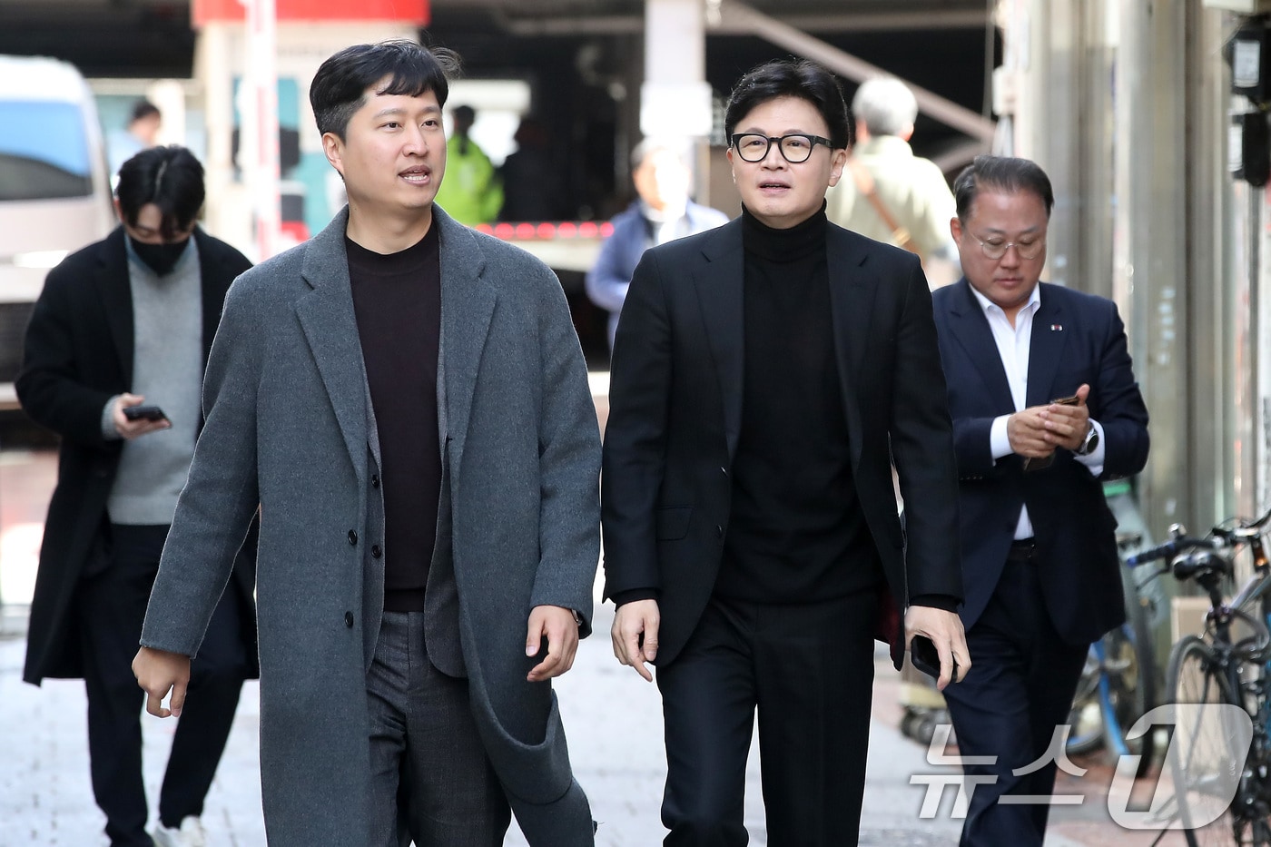 한동훈 전 국민의힘 대표가 25일 오후 대구 중구 교동 패션주얼리특구를 찾아 우재준 국민의힘(대구 북구갑) 의원과 식당으로 향하고 있다. 2026.2.25 ⓒ 뉴스1 공정식 기자
