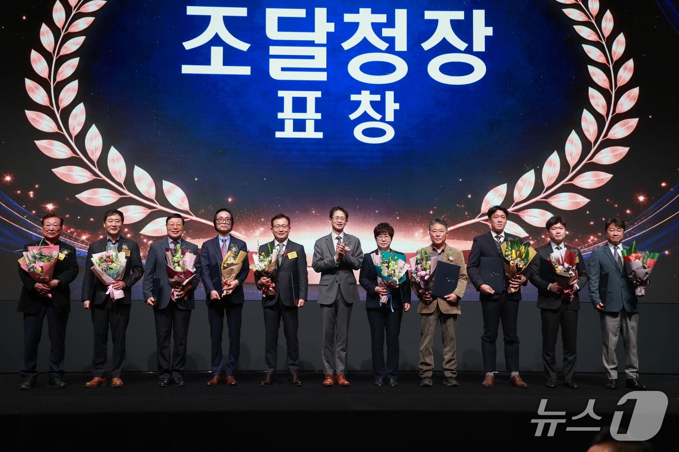 백승보 조달청장(가운데)이 우수·혁신제품 업체에 표창을 수여하고 기념촬영을 하고 있다. (조달청 제공.재판매 및 DB금지)/뉴스1