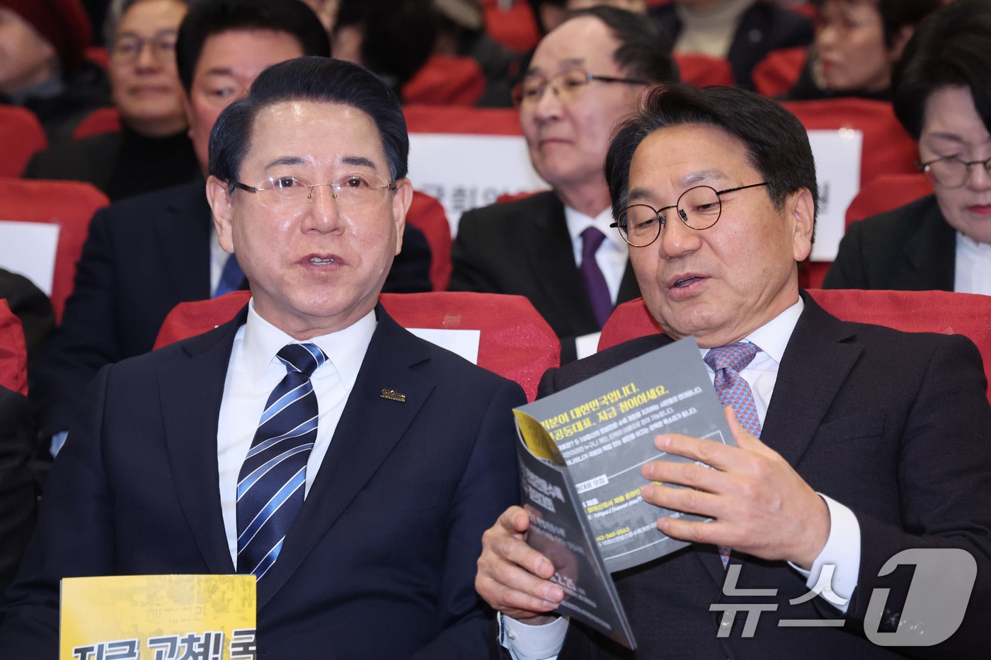 김영록 전남도지사와 강기정 광주시장과 25일 서울 여의도 국회 의원회관에서 열린 5.18 정신 헌법전문수록 개헌 촉구 국민결의대회에서 대화하고 있다. 2026.2.25 ⓒ 뉴스1 신웅수 기자