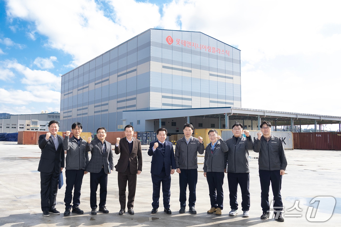 25일 구충곤 광양만권경제자유구역청장(사진 왼쪽에서 다섯 번째)이 롯데엔지니어링플라스틱(구 삼박엘에프티) 율촌공장을 방문해 간담회를 갖고 강병길 대표(왼쪽에서 여섯 번째)와 기업 관계자들과 기념촬영을 하고 있다. (광양경자청 제공)