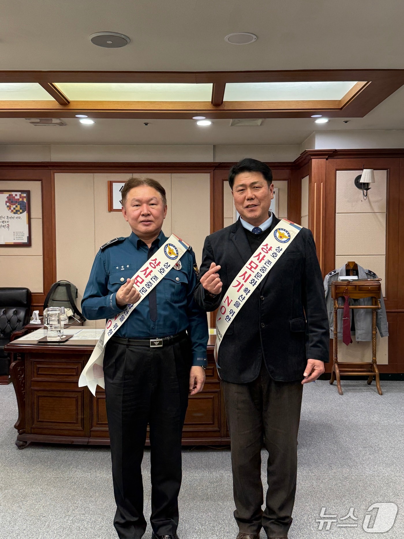  여진용 인천경찰청 공공안전부장(왼쪽)과 백승철 인천경찰청 직장협의회 대표(인천경찰청 제공. 재배포 및 DB금지)2026.2.25/뉴스1