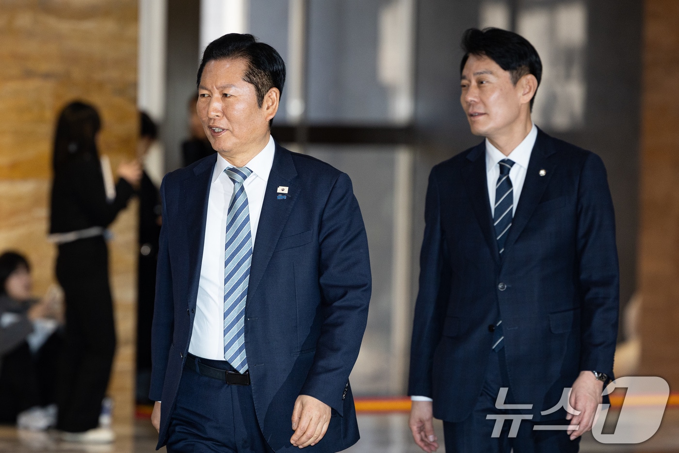 정청래 더불어민주당 대표가 25일 서울 여의도 국회에서 열린 비공개 의원총회에 참석하고 있다. 오른쪽은 한민수 당대표 비서실장. 2026.2.25 ⓒ 뉴스1 유승관 기자