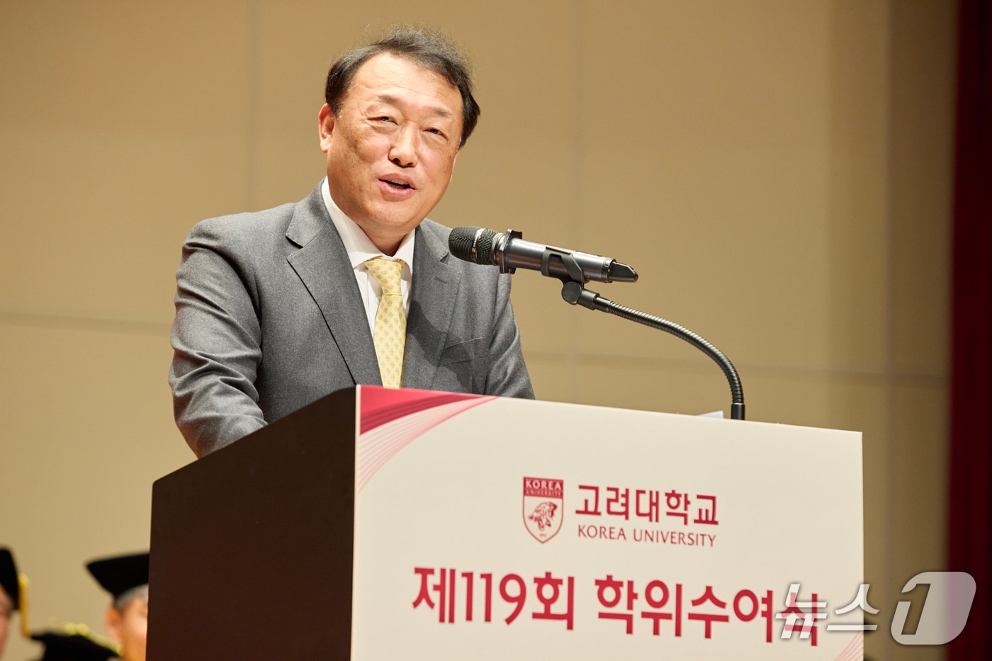 25일 오전 서울 성북구 고려대 인촌기념관에서 열린 제119회 고려대 학위수여식에서 발언 중인 최준영 기아(KIA) 대표(고려대학교 제공)