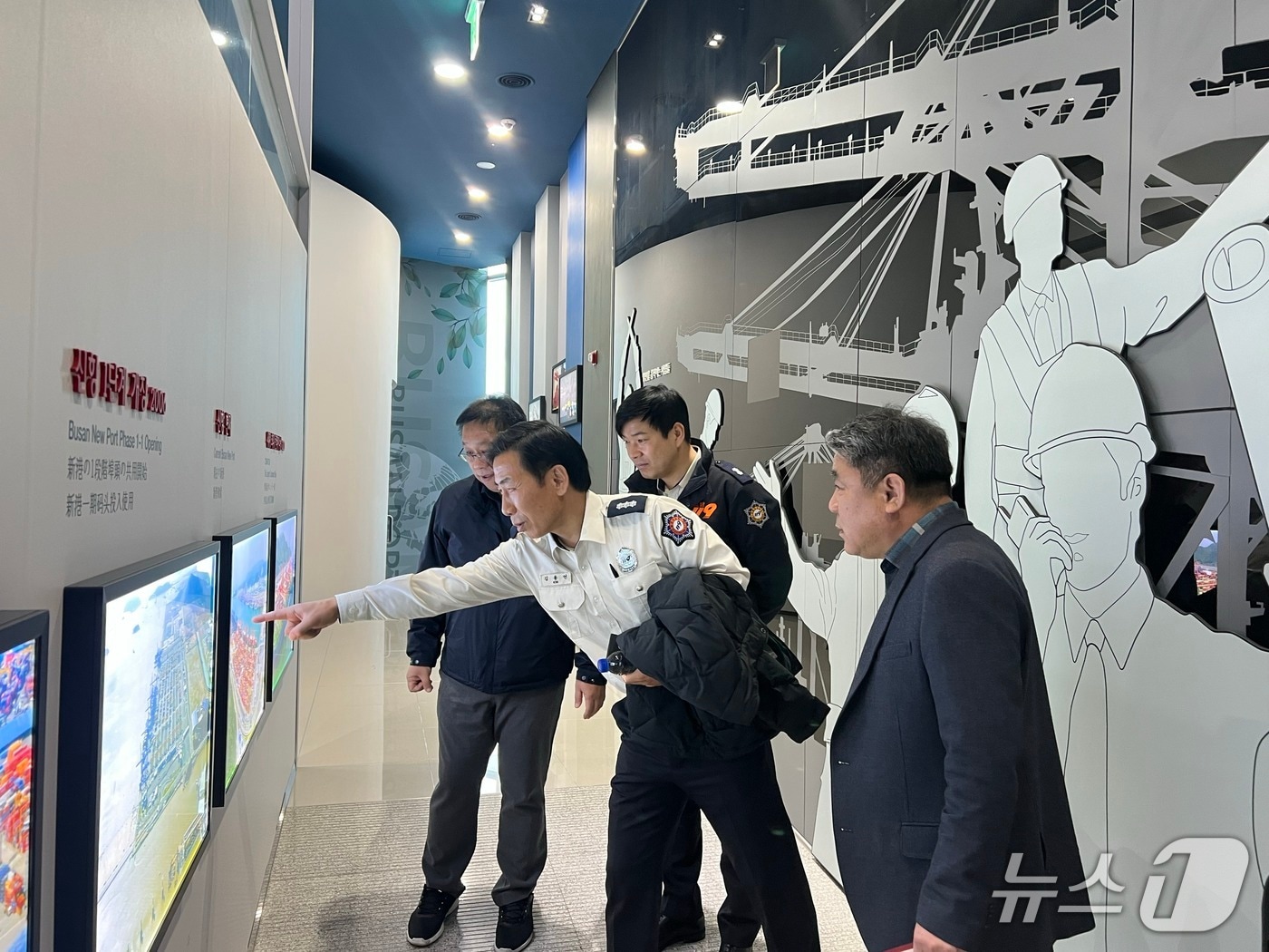 창원소방본부 관계자가 부산신항 홍보관을 찾아 부산항에 대한 설명을 듣고 있다. (BPA 제공. 재판매 및 DB금지)