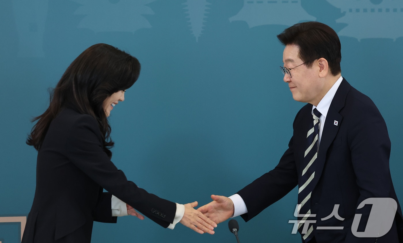 이재명 대통령이 지난 25일 청와대에서 열린 확대국가관광전략회의에서 이부진 한국방문의해위원장과 악수하고 있다. 2026.2.25 ⓒ 뉴스1 이재명 기자