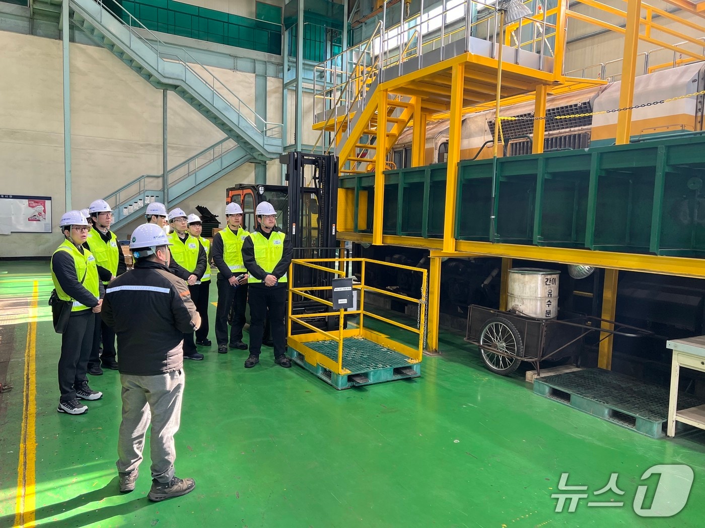 국가철도공단 시설본부 신입직원들이 철도 장비에 대한 설명을 듣고 있다.(국가철도공단 제공.재판매 및 DB금지)/뉴스1