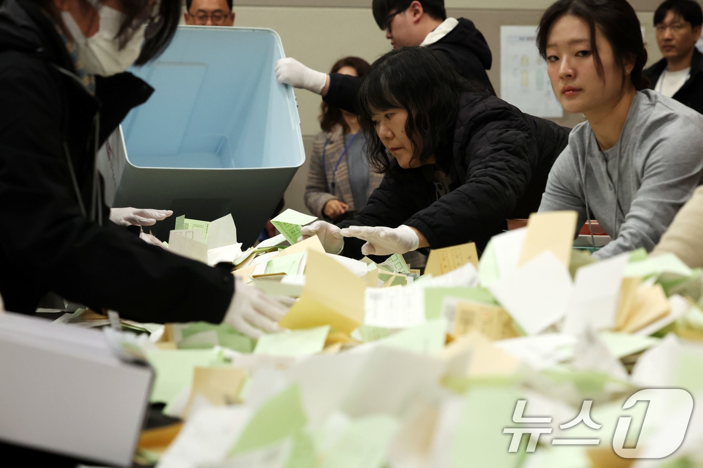 6·3 지방선거를 98일을 앞둔 25일 광주 서구 김대중컨벤션센터에서 열린 선거관리위원회의 모의 개표 실습이 진행되고 있다. 2026.2.25 ⓒ 뉴스1 이승현 기자