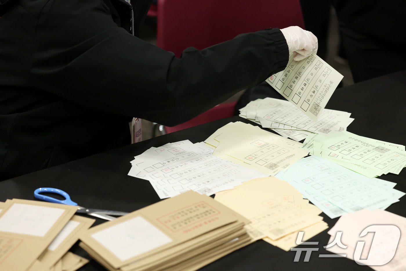 6·3 지방선거를 98일을 앞둔 25일 광주 서구 김대중컨벤션센터에서 열린 선거관리위원회의 모의 개표 실습에서 개표 사무원들이 투표용지를 분류하고 있다. 2026.2.25 ⓒ 뉴스1 이승현 기자