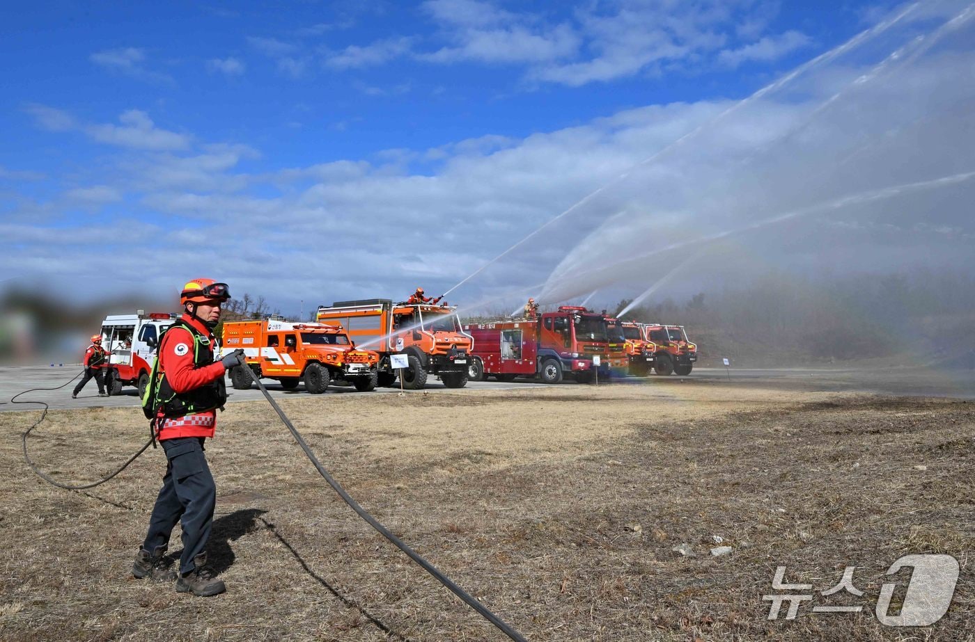 25일 해군 1함대 사령부 일대에서 열린 관·군 합동 산불 대응훈련.(해군 1함대 제공, 재판매 및 DB 금지) 2026.2.25/뉴스1