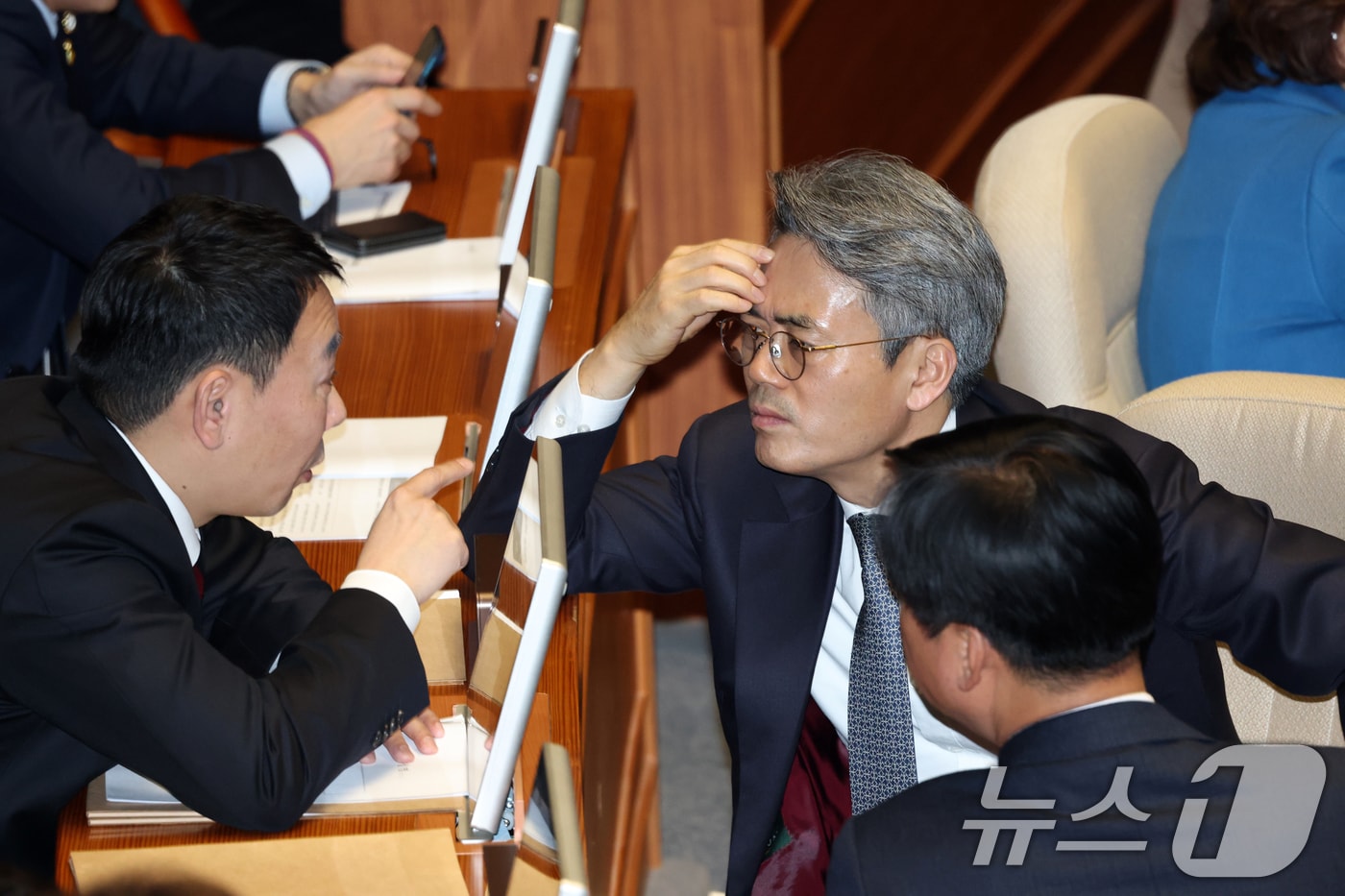 지난 2월 25일 서울 여의도 국회에서 열린 제432회국회(임시회) 8차 본회의에서 더불어민주당 소속 법사위원인 김용민, 김기표, 박균택 의원(왼쪽부터)이 대화하고 있는 모습. 2026.2.25 ⓒ 뉴스1 이승배 기자