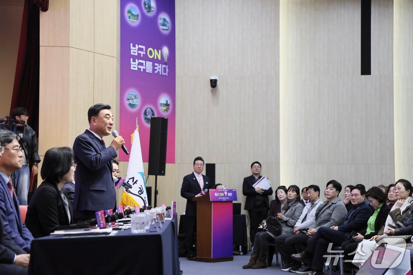 김두겸 울산시장이 25일 울산 남구청 대강당에서 '온 미팅' 행사를 진행하고 있다. (울산시 제공. 재판매 및 DB 금지) /뉴스1