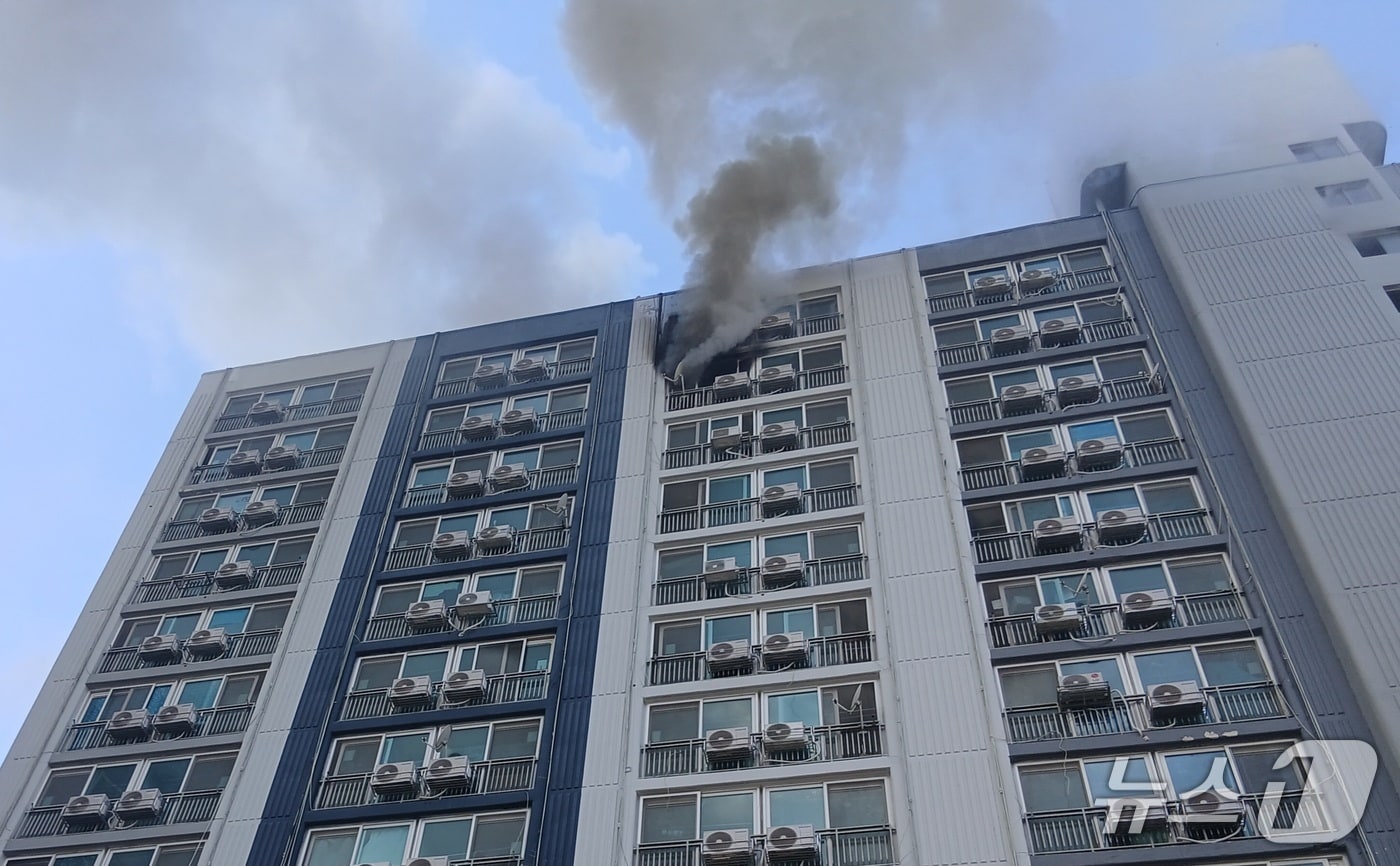 25일 오전 11시 55분께 전북 정읍시 수성동의 한 아파트 14층에서 불이 났다.(전북소방본부 제공. 재판매 및 DB금지)