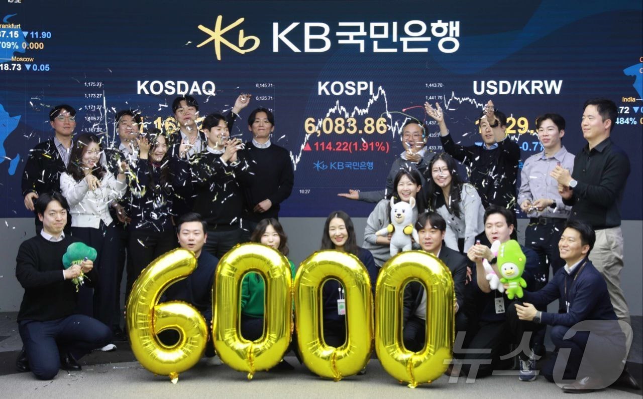 코스피가 종가 기준 사상 처음 6000선을 돌파한 지난달 25일 오후 서울 영등포구 KB국민은행 딜링룸에서 직원들이 축하 세리머니를 하고 있다.  (국민은행 제공. 재판매 및 DB 금지) 2026.2.25 ⓒ 뉴스1