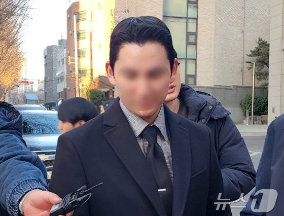 피의자 신분으로 경찰 조사를 받은 김병기 무소속 의원의 차남이 지난달 25일 마포구 서울경찰청 공공범죄수사대에서 이동하고 있다. 김 의원은 차남의 숭실대 편입 과정 개입, 가상자산 거래소 빗썸 취업 청탁 의혹을 받고 있다. 2026.2.25 ⓒ 뉴스1 권진영 기자