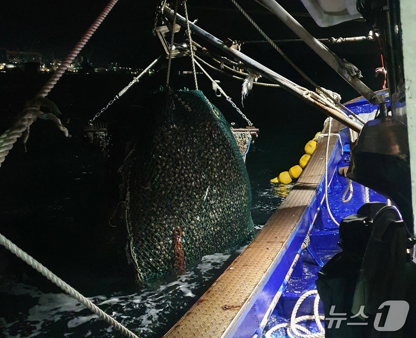 해경에 단속된 불법 조개 채취선(창원해경 제공. 재판매 및 DB금지)