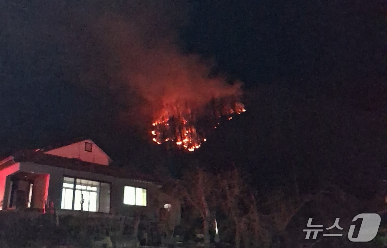 25일 오후 7시31분쯤 경북 영주시 안정면 용산리의 한 야산에 전투기 1대가 추락해 산불이 나고 있다.(경북소방본부 제공. 재판매 및 DB금지)