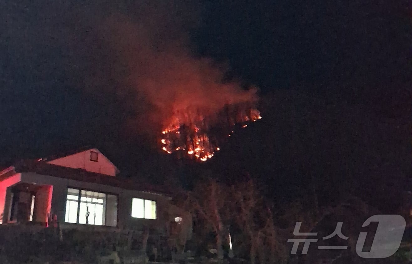 25일 오후 7시31분쯤 경북 영주시 안정면 용산리 한 야산에 공군 F-16C 전투기가 야간 훈련 중 추락했다. 조종사는 탈출해 인명피해는 발생하지 않았으나, 추락하면서 전투기에 불이 붙어 산불로 번졌다. (경북소방본부 제공. 재판매 및 DB 금지) 2026.2.25 ⓒ 뉴스1 남승렬 기자