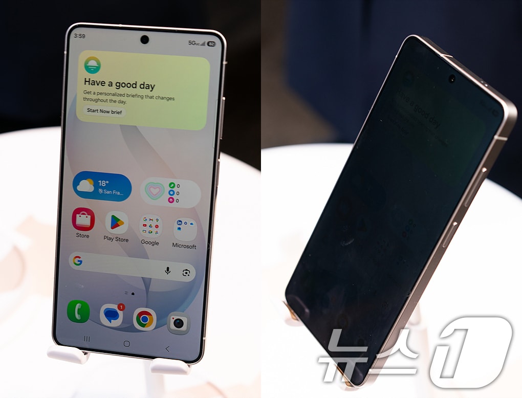 삼성전자가 25일(현지시간) 미국 샌프란시스코 팰리스 오브 파인 아트에서 '갤럭시 언팩 2026'을 열고 '갤럭시S26'·'갤럭시S26 플러스(+)'·'갤럭시S26 울트라' 등 3종을 발표했다. 사진은 '갤럭시S26 울트라'에 적용된 프라이버시 디스플레이 기능. 모바일폰 최초로 측면에서 보이는 화면을 제한할 수 있어 정면 각도가 아닐 경우 보안 필름을 붙인 것처럼 화면이 제대로 보이지 않는다. 2026.2.26 ⓒ 뉴스1 이기범 기자