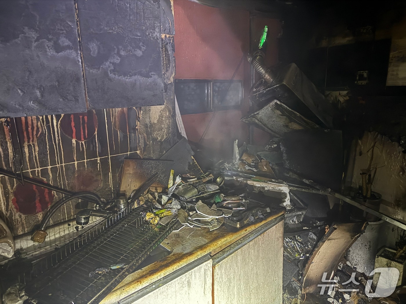 25일 오후 부산 부산진구 부전동 오피스텔 화재 현장.(부산소방재난본부 제공. 재판매 및 DB 금지)