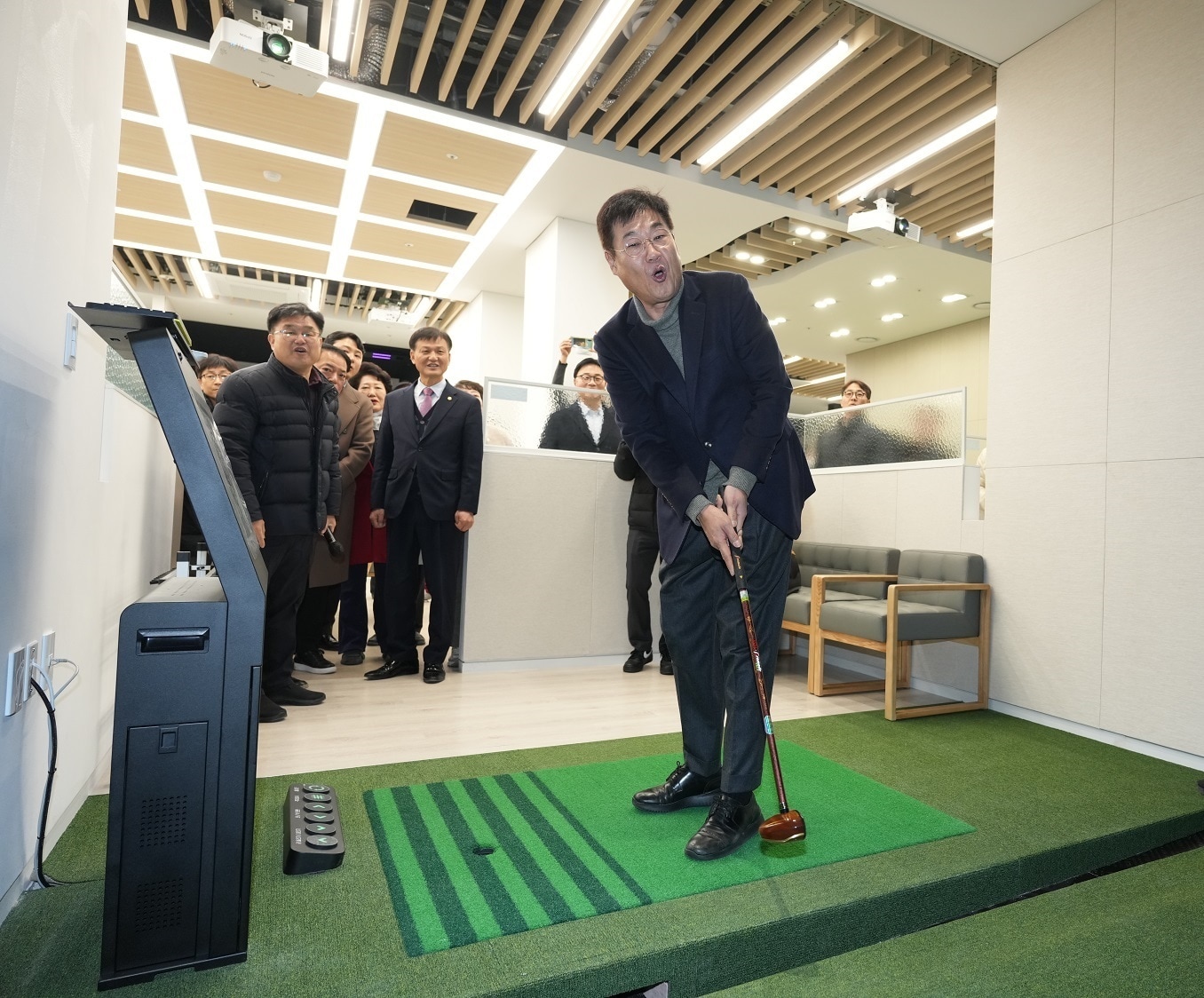 옥인스포츠센터 스크린파크골프장에 방문한 정문헌 종로구청장(종로구 제공)