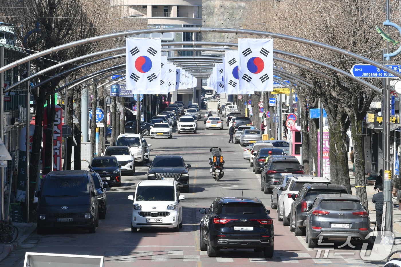 제107주년 3․1절을 앞둔 26일 화천군 화천읍 중앙로 일대에 게양된 태극기.(화천군 제공, 재판매 및 DB금지)