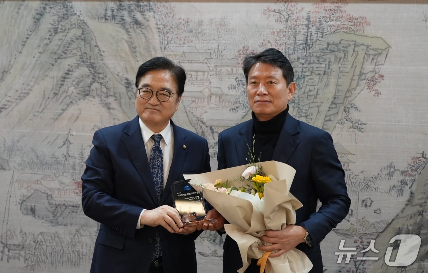 조인철 더불어민주당 의원이 국회도서관 이용 최우수의원으로 선정됐다. 사진 왼쪽부터 우원식 국회의장, 조인철 의원. 2026.2.26/뉴스1