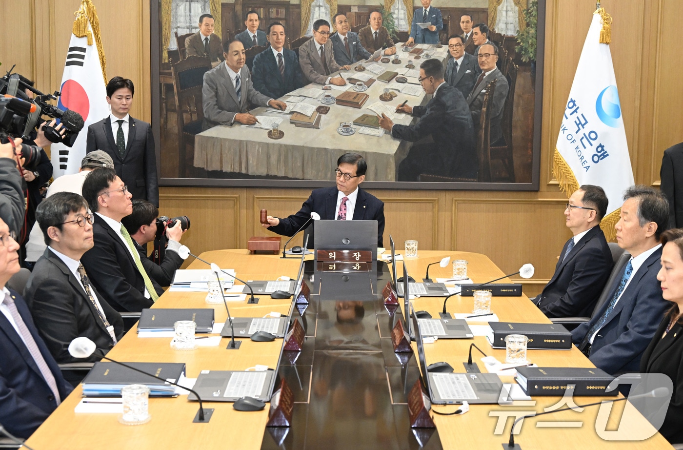 이창용 한국은행 총재가 26일 서울 중구 한국은행 본관에서 열린 금융통화위원회 본회의에서 의사봉을 두드리고 있다. 2026.2.26 ⓒ 뉴스1 사진공동취재단