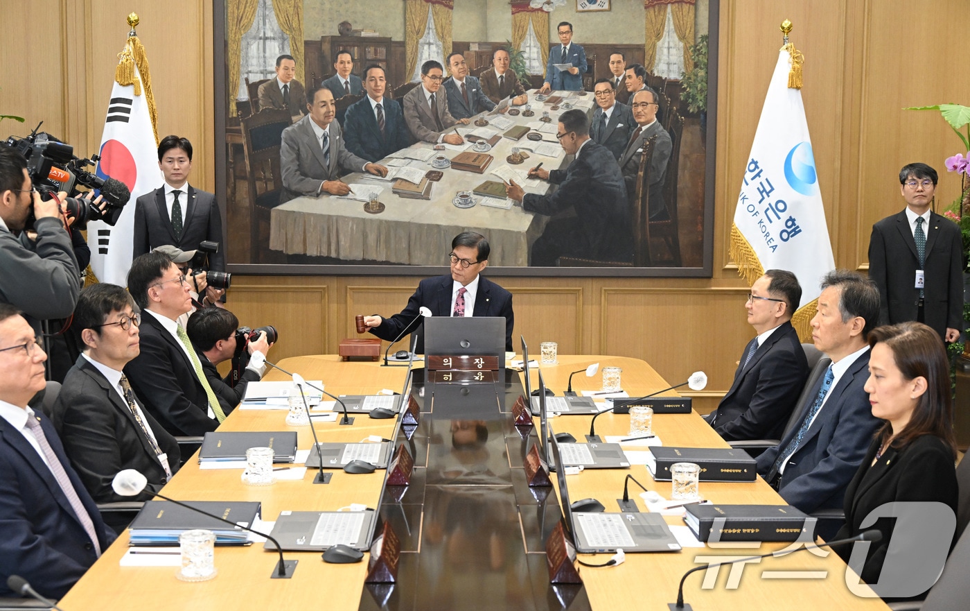 이창용 한국은행 총재가 26일 서울 중구 한국은행 본관에서 열린 금융통화위원회 본회의에서 의사봉을 두드리고 있다. 2026.2.26 ⓒ 뉴스1 사진공동취재단
