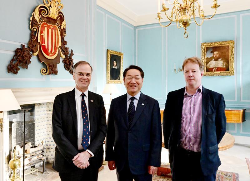 유정복 인천시장이 25일(현지시간) 영국 케임브리지대학교에서 폴 브리스토 케임브리지셔-피터버러 광역시장(오른쪽), 앤디 파커 케임브리지대 피터하우스 학장(왼쪽)과 협력방안을 논의한 뒤 기념촬영을 하고 있다. (인천시 제공.재판매 및 DB금지)