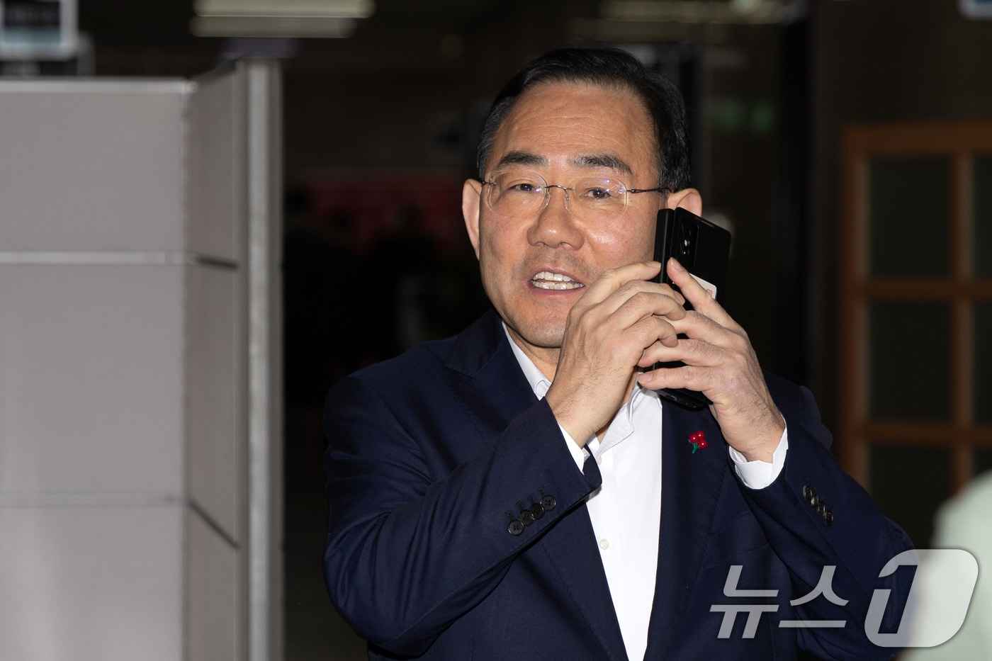 주호영 국민의힘 의원이 지난 2월 26일 서울 여의도 국회 원내수석부대표실에 마련된 대구경북 행정통합 특별법 찬반 투표소를 나서며 통화하고 있다. 2026.2.26 ⓒ 뉴스1 이승배 기자