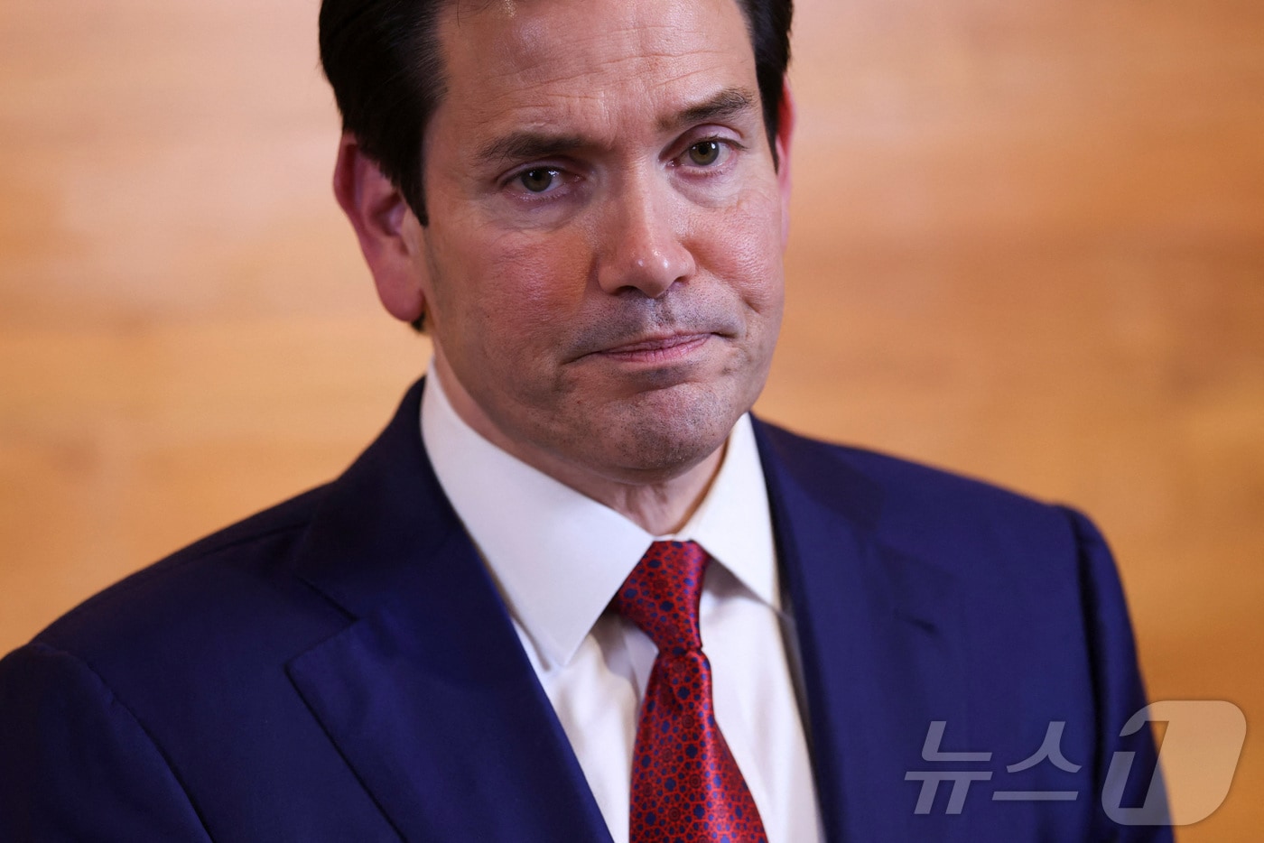 마코 루비오 미국 국무장관이 25일(현지시간) 세인트키츠 네비스에서 열린 카리브 공동체 회의에 참석한 후 미국으로 돌아가기 전 수도 바스테르의 로버트 브래드쇼 국제공항에서 기자들과 얘기하고 있다. 2026.2.25 ⓒ 로이터=뉴스1