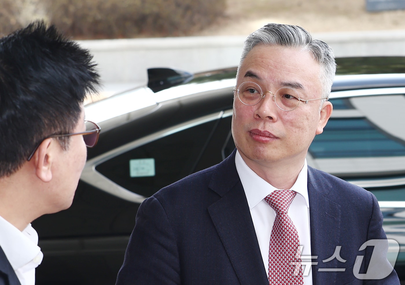 권창영 2차 종합특검팀 특별검사가 26일 오전 서울 서초구 서울고등법원에 마련된 내란특검 사무실을 예방하기 위해 들어서고 있다. 2026.2.26 ⓒ 뉴스1 김민지 기자